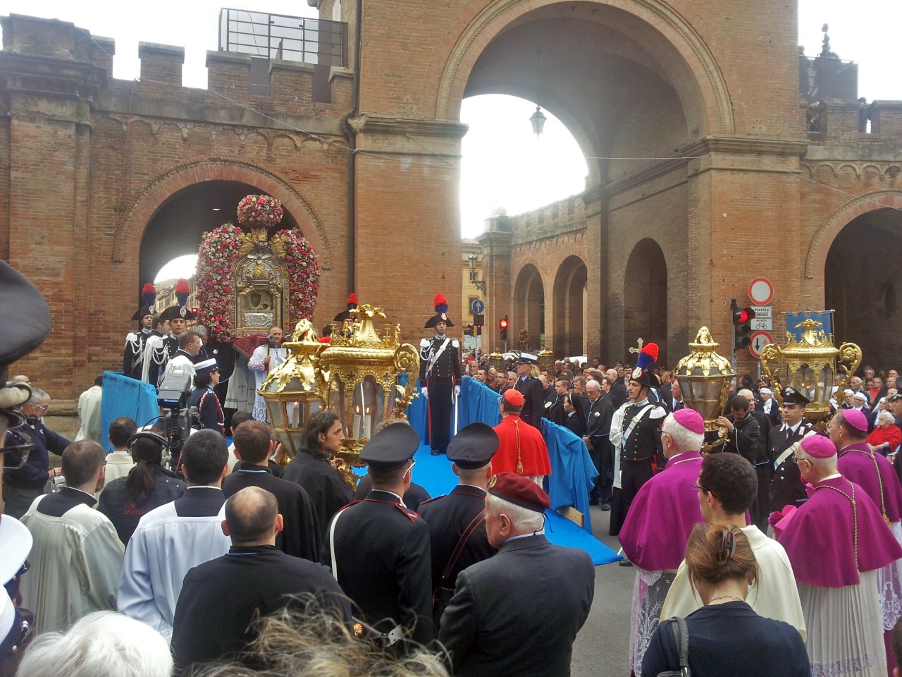 Ovviamente, lasciate in pace la Madonna di San Luca (e anche noi)