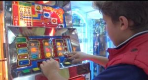 Contrasto al gioco d’azzardo, giro di vite sulle slot per i minori