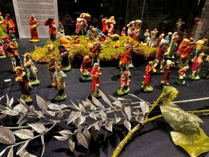 Una moltitudine di statuine in terracotta segue la stella cometa